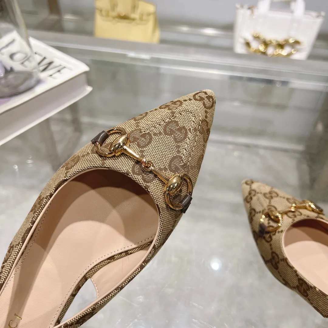 👟👟Ex-factory price 440👟👟 (genuine leather sole +40) Gucci Original GG canvas adds dazzling essence to these slingback pumps. Brown leather piping and light gold-toned hardware are complemented by beige and brown graphics. The pointed toe, elasticated straps and low heel all work together to create a comfortable fit. Upper: Made of first-layer imported patent cowhide/sheepskin lining. Outsole: Rubber non-slip outsole/genuine leather outsole. Size: 35-42 (34/41 42 customized, non-refundable)​